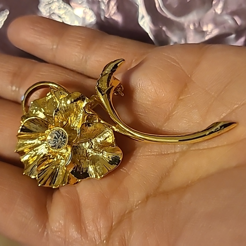 Flower brooch marked New View